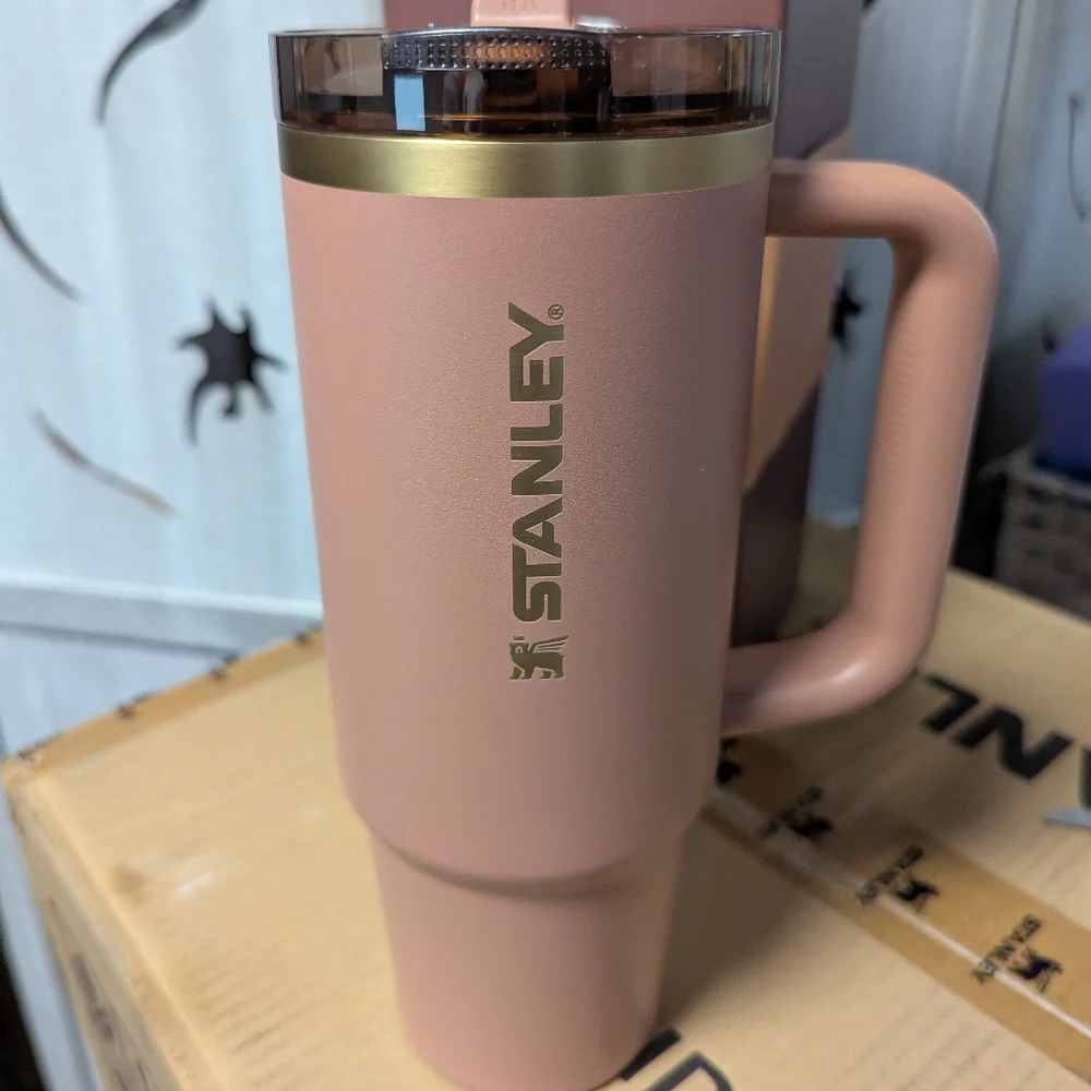 New STANLEY Quencher H2.0 Flowstate Tumbler cup 30oz Mocha Latte 2025